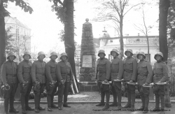 Kopalfeier: Hornisten vor Denkmal des k.u.k. Jägerbataillon Nr. 10 STOCKERAU, Wienerstrasse 1 - Copyright Sammlung Clemens ELLMAUTHALER, MA