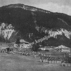 Feldmesse am 18. August 1918 in VIGO DI FASSA vor der neuen Kaserne der Kopaljäger, in: ROST Alfred, Geschichte des k.u.k. Feldjägerbataillons Kopal Nr. 10 1914-1918, WIEN 1938, Beilage 1, S 26