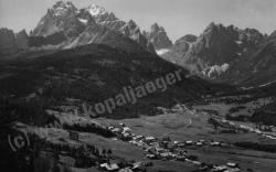 MOOS um ca. 1950 Blickrichtung Süden – in der rechten Bildhälfte ist das FISCHLEINTAL zu erkennen. Bei den Dolomitengipfeln sind der Elfer-, Zwölfer- und Einserkogel in der Mitte zu erkennen. Links ist die Straße vom KREUZBERGSATTEL zu erkennen. Sammlung ECKEL.