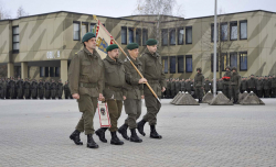 Einzug der Feldzeichen beim militärischen Festakt