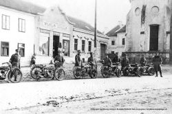 Motorradkurs 1932: Übungsfahrt, Rast bei Göllersdorf - Copyright Sammlung Clemens ELLMAUTHALER, MA