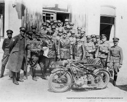 Motorradkurs 1932: Übungsfahrt, Rast in Pressbaum - Copyright Sammlung Clemens ELLMAUTHALER, MA