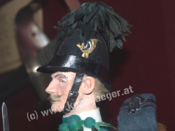Kopfdetail mit der Bataillonsnummer 10 im Jägerhorn am Hut Kopfdetail mit der Bataillonsnummer 10 im Jägerhorn am Hut