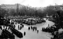 Aufstellung der 50 Särge vor dem Rathaus in Wien. Archiv ECKEL Aufstellung der 50 Särge vor dem Rathaus in Wien. Archiv ECKEL